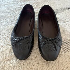 CHANEL Aged Calfskin Quilted CC Cap Toe Ballerina Flats 37.5 Black